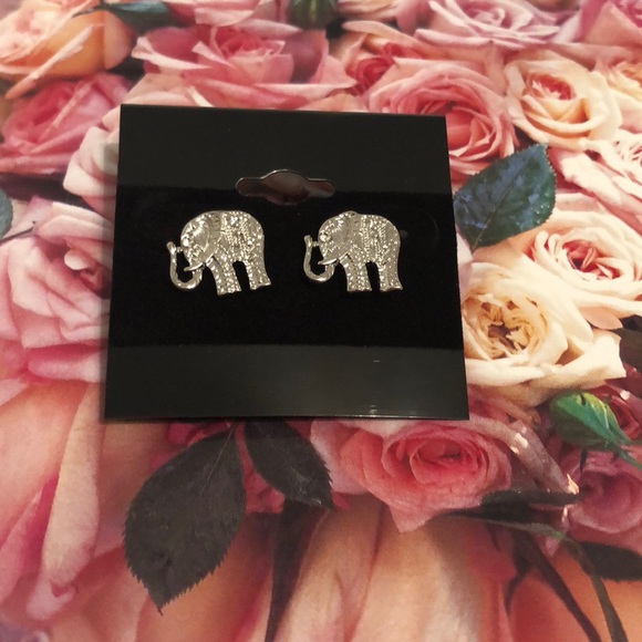 Jewelry - Adorable silver elephant stud earrings